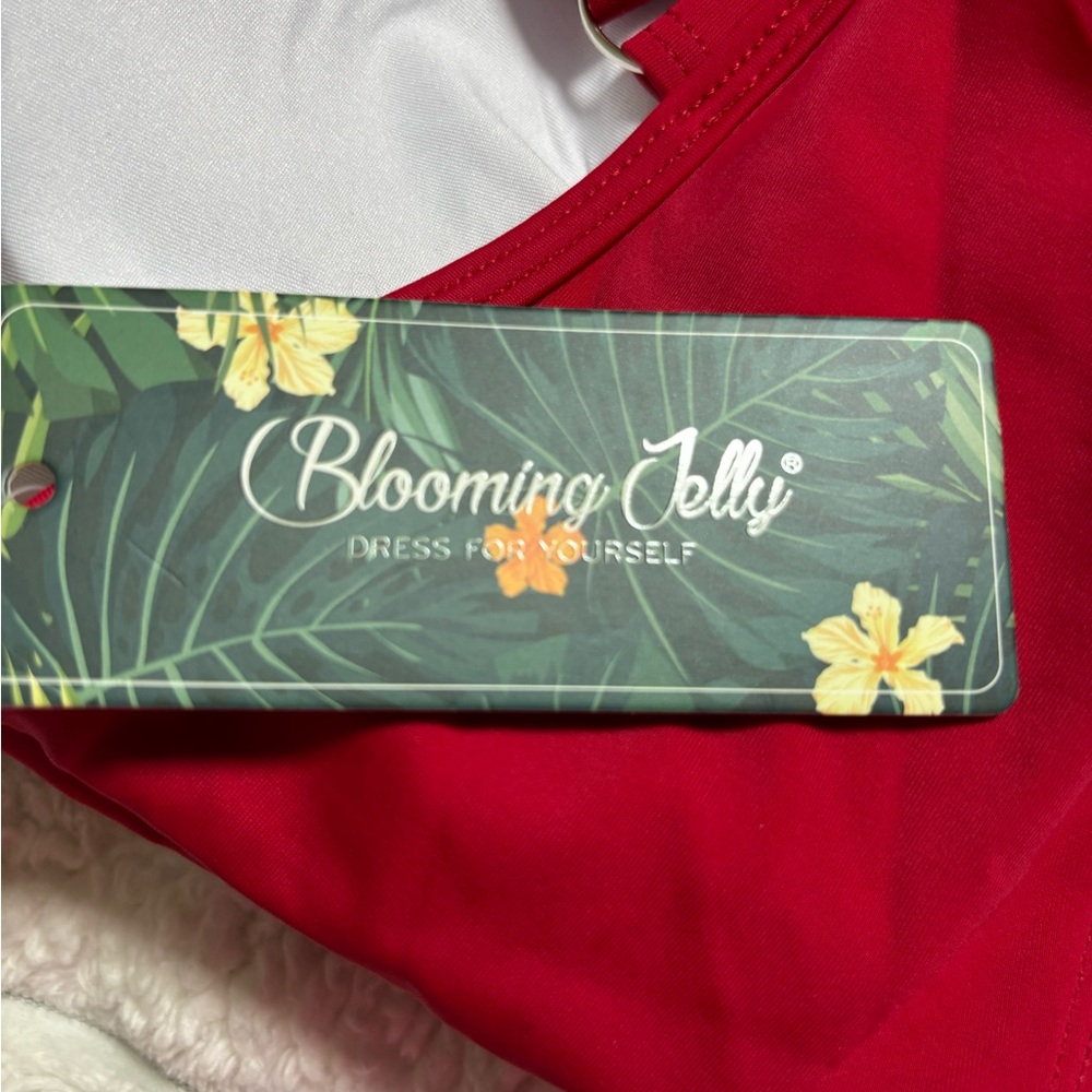 Chic Halter Red Bikini Set - Picture 2 of 14